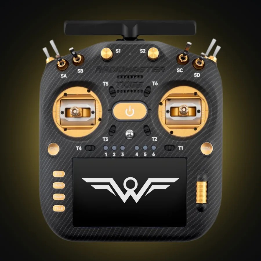 Пульт RadioMaster TX16S ELRS в карбоновой отделке с латунными стиками и логотипом WYNGS на экране.